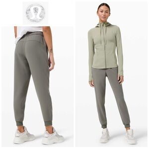 Lululemon Sz 12 On the Fly Jogger 28" *Woven Grey Sage in Size 12